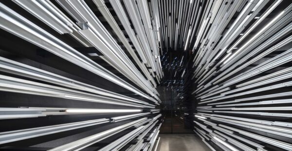 מוזיאון מאלומיניום: איך חומר יומיומי הופך לחוויה אדריכלית טוטאלית