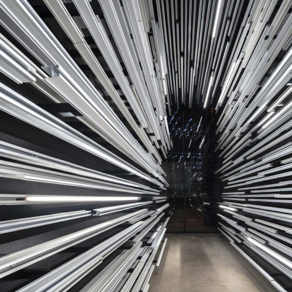 מוזיאון מאלומיניום: איך חומר יומיומי הופך לחוויה אדריכלית טוטאלית