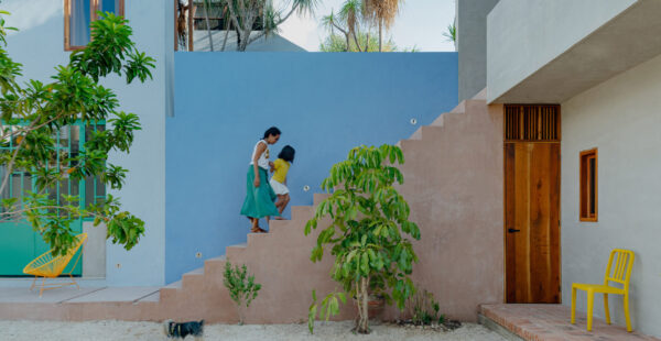 לבן, ירוק וטרופי: הבית המקסיקני שמחבר בין עבר להווה