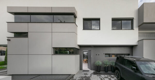 אור, קו וחומר: בית בשרון שמספר סיפור