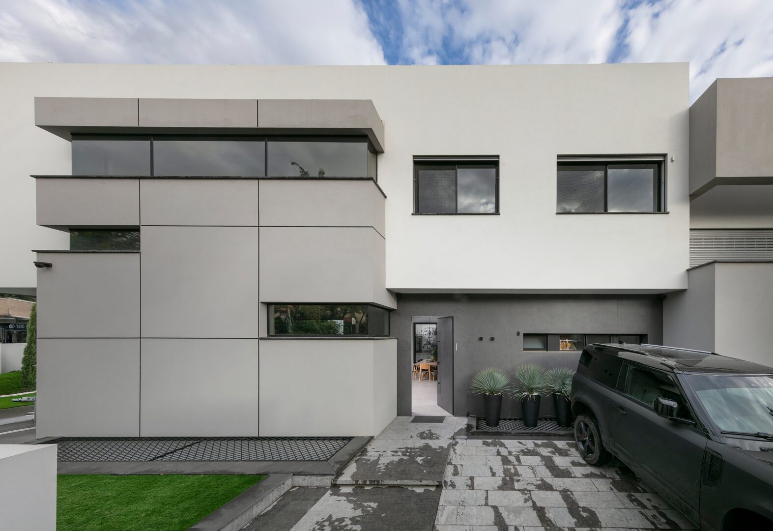 אור, קו וחומר: בית בשרון שמספר סיפור