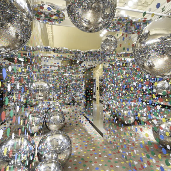 כאשר Yayoi Kusama עיצבה את חנות Louis Vuitton ב־Harrods הלונדוני