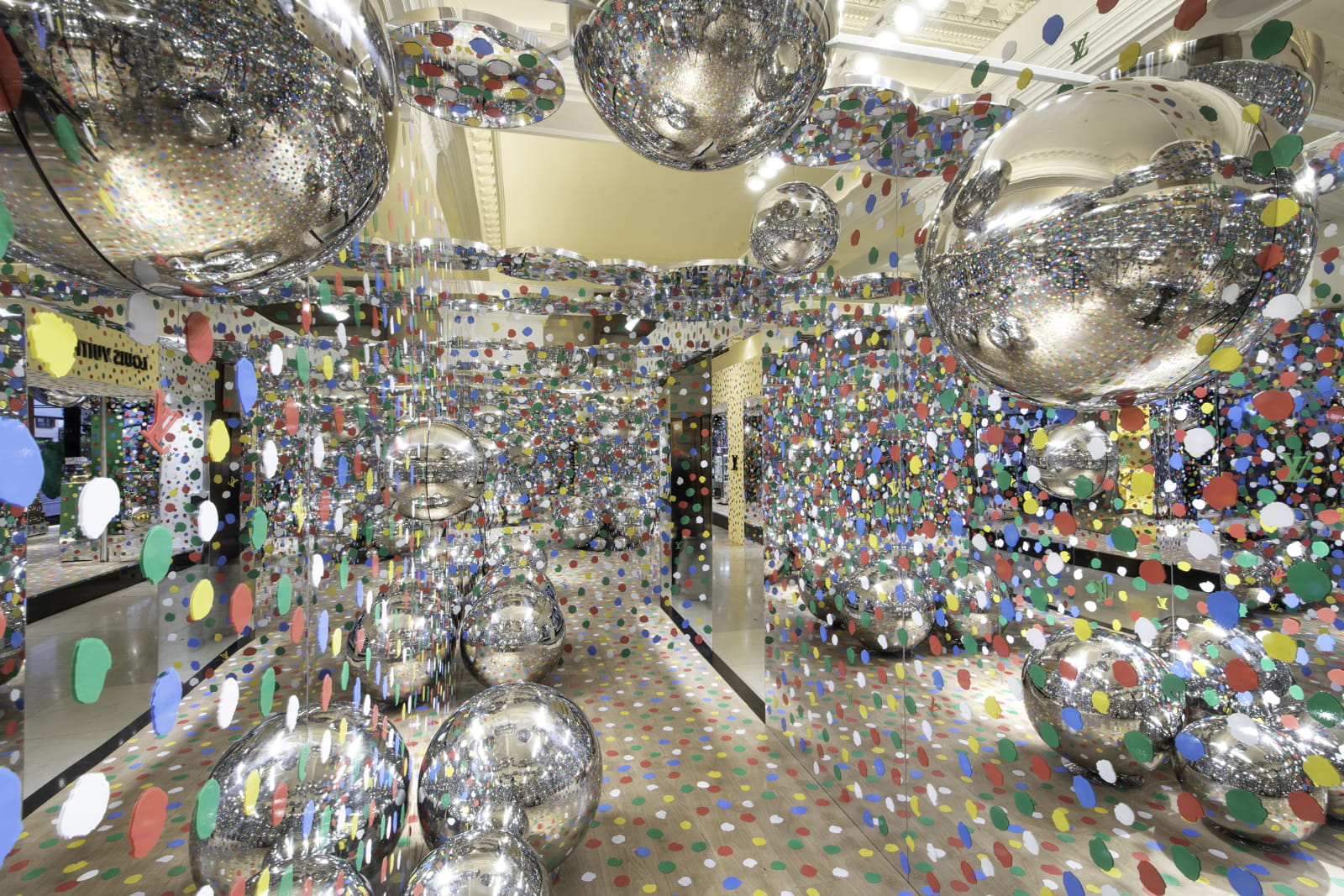 כאשר Yayoi Kusama עיצבה את חנות Louis Vuitton ב־Harrods הלונדוני