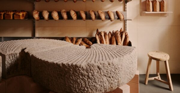 דיאלוג חומרי: מאפיית KEIT בברלין בעיצוב פיסולי מאופק