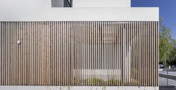 אדריכלות של דיוק בתוך מרקם עירוני צפוף במרכז הארץ