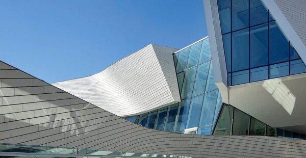 פיסול בקנה מידה עירוני: Orange County Museum of Art נפתח מחדש