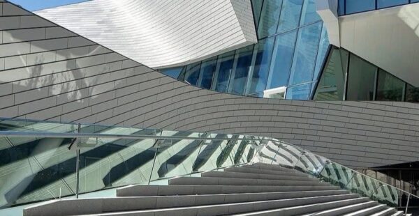 פיסול בקנה מידה עירוני: Orange County Museum of Art נפתח מחדש