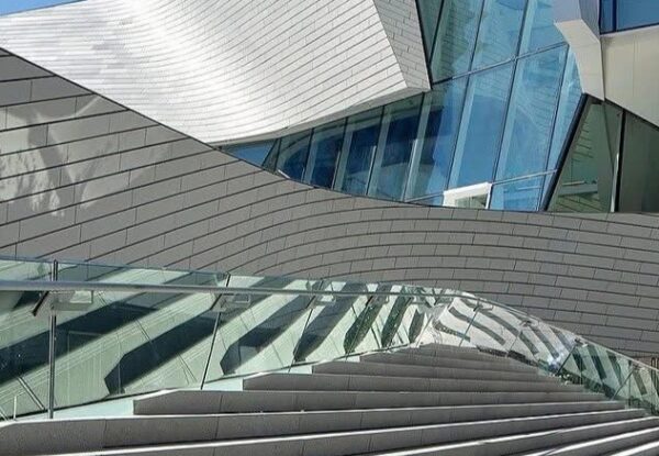 כשמוזיאון הופך לעיר קטנה של אמנות: Orange County Museum of Art