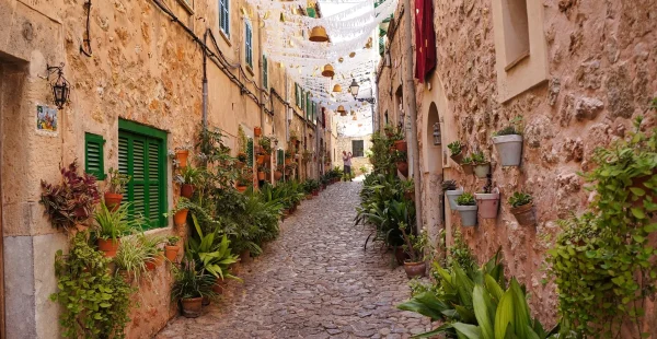 אחת הפנינות הקסומות של האי הספרדי Mallorca – העיירה Valldemossa