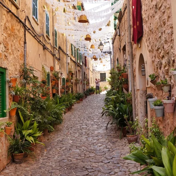אחת הפנינות הקסומות של האי הספרדי Mallorca – העיירה Valldemossa