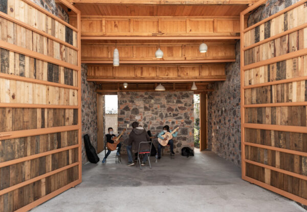 האדריכלים הגשימו חלום בשכונת העוני עם קיוסק מוזיקלי קטן