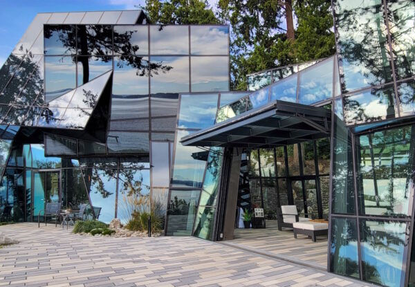 בית זכוכית עתידני שנולד מתוך חזון של עולם גיימינג