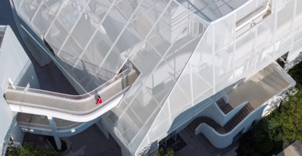 גלריית אמנות עטופה בממברנות של פרארי כדי להידמות לפסגות הרים