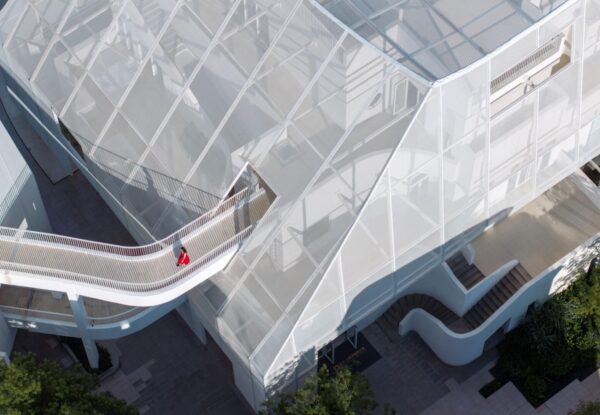 גלריית אמנות עטופה בממברנות של פרארי כדי להידמות לפסגות הרים