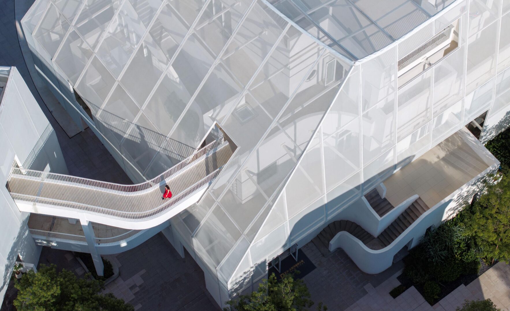 גלריית אמנות עטופה בממברנות של פרארי כדי להידמות לפסגות הרים