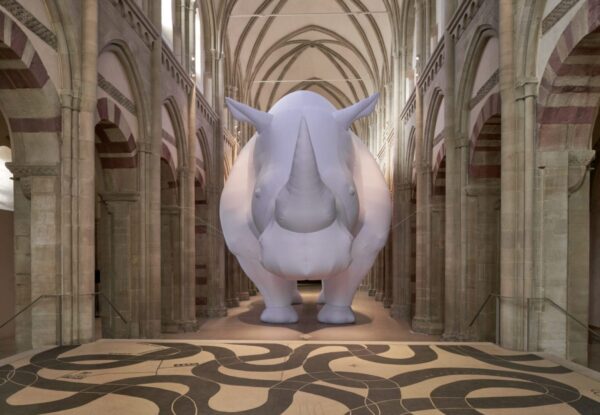 הקרנף שבחדר: איתמר גוב מציג קרנף מתנפח בלב כנסייה בברלין