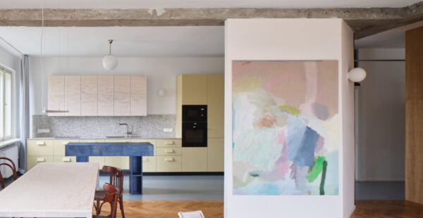 דירה פינתית בפראג: בין עבר פונקציונלי להווה משפחתי