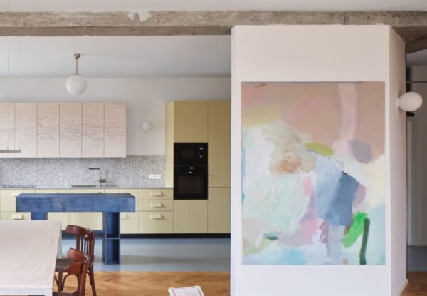 דירה פינתית בפראג: בין עבר פונקציונלי להווה משפחתי