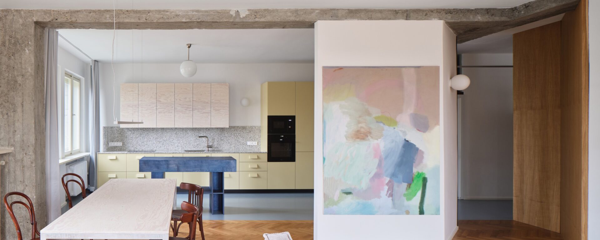 דירה פינתית בפראג: בין עבר פונקציונלי להווה משפחתי