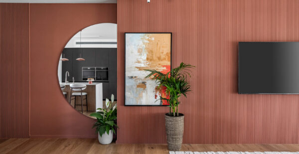 בין חופשה לבית: שיפוץ חכם שיוצר מרחב משפחתי יוקרתי, נגיש ומלא אופי