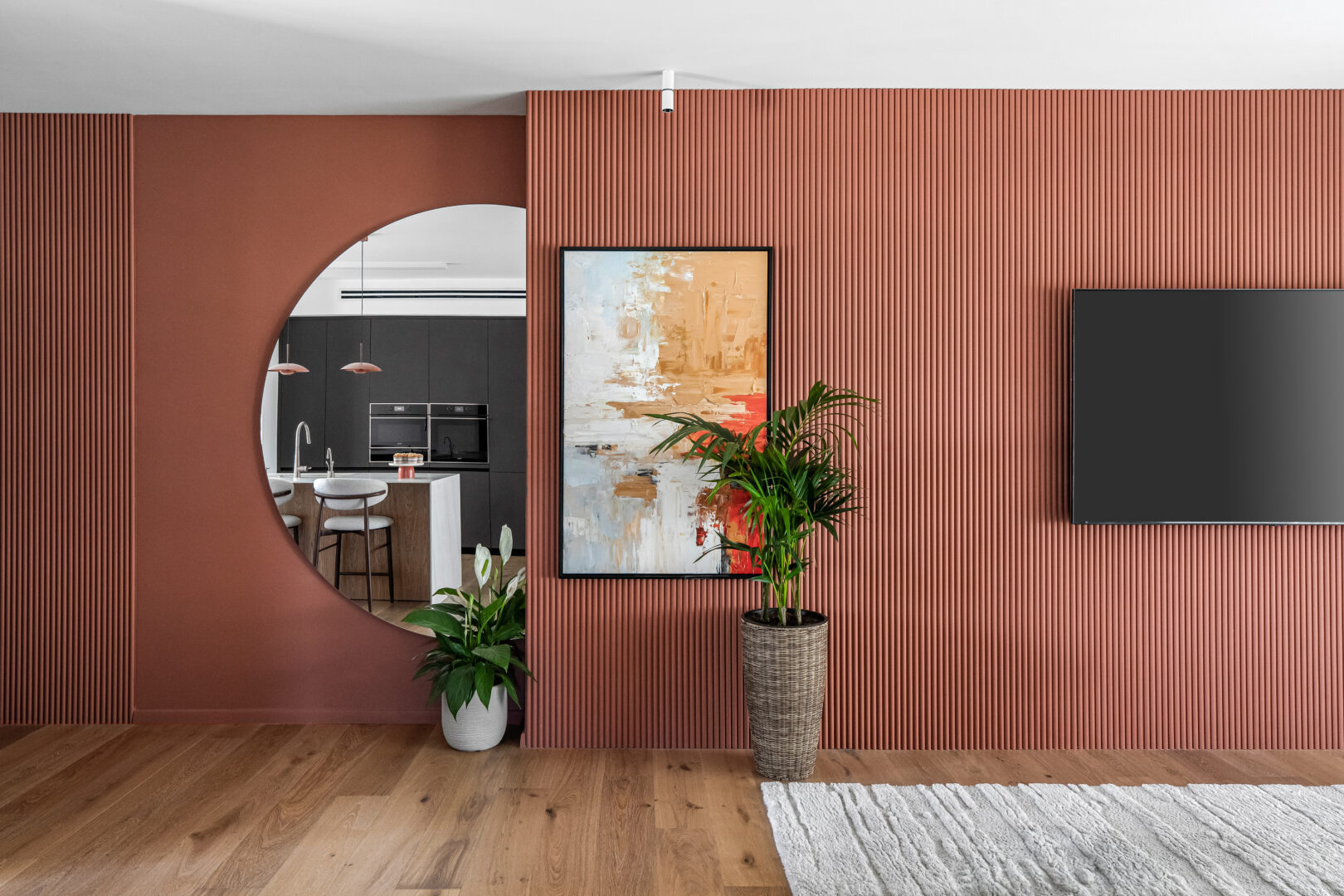 בין חופשה לבית: שיפוץ חכם שיוצר מרחב משפחתי יוקרתי, נגיש ומלא אופי