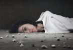 גדול מהחיים: העולם המטלטל של Ron Mueck