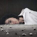 גדול מהחיים: העולם המטלטל של Ron Mueck