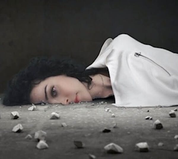 גדול מהחיים: העולם המטלטל של Ron Mueck