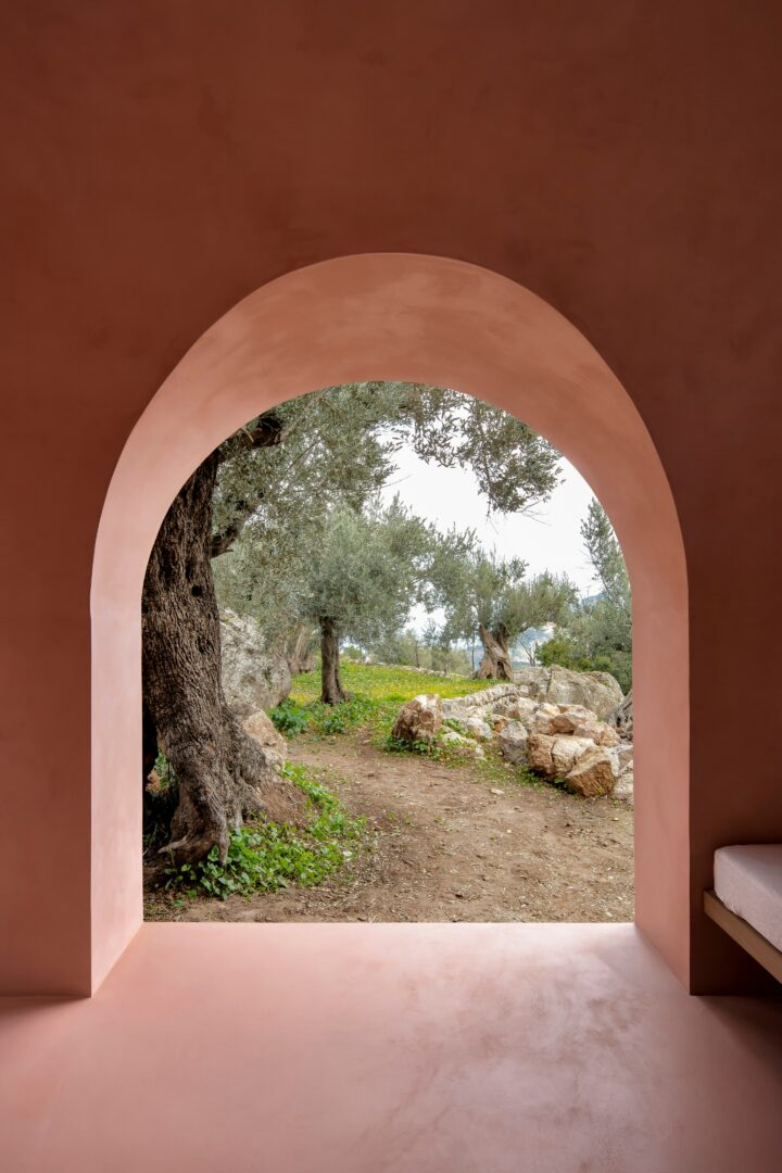 שני בתים בורוד וסגול נטמעים בנוף של מיורקה