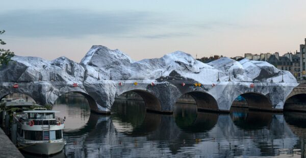 פריז הופכת למערה ענקית: JR משנה את פני Pont Neuf במיצב זמני מרהיב