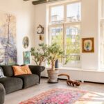 כמו לישון בתוך גלריה: דירת ה-Airbnb הכי צבעונית באמסטרדם