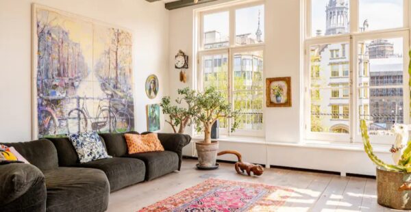 כמו לישון בתוך גלריה: דירת ה-Airbnb הכי צבעונית באמסטרדם