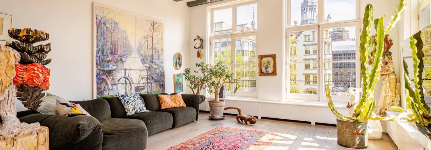 כמו לישון בתוך גלריה: דירת ה-Airbnb הכי צבעונית באמסטרדם