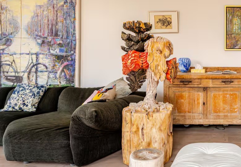 כמו לישון בתוך גלריה: דירת ה-Airbnb הכי צבעונית באמסטרדם