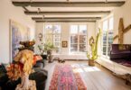 כמו לישון בתוך גלריה: דירת ה-Airbnb הכי צבעונית באמסטרדם