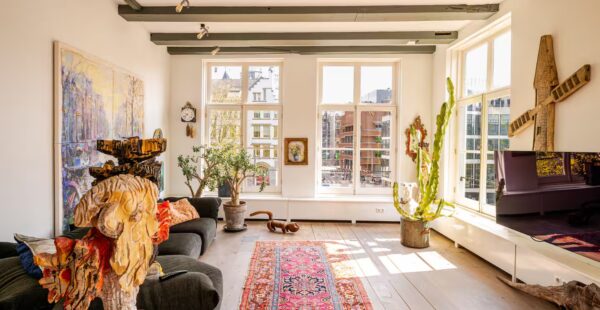 כמו לישון בתוך גלריה: דירת ה-Airbnb הכי צבעונית באמסטרדם