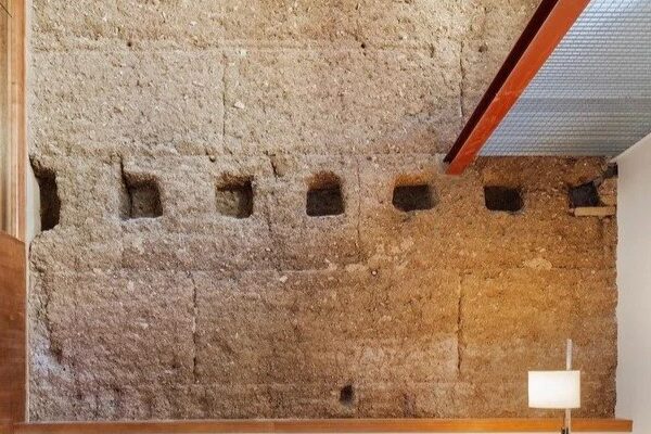 שיפוץ בתי כפר ישנים חשף את הבתים המקוריים
