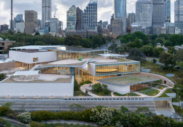 הרחבת Art Gallery of New South Wales של SANAA – מוזיאון שנושם עם העיר, הפארק והמפרץ