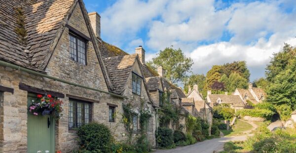 הכפר הכי יפה באנגליה: Bibury בלב Cotswolds