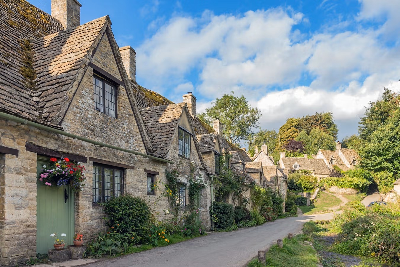 הכפר הכי יפה באנגליה: Bibury בלב Cotswolds