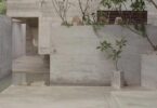 בית בלי חזית: מים, גינות וביתנים מופרדים