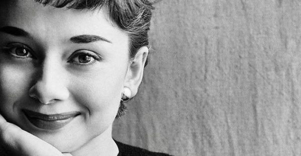 שישה עשורים של צילומי האופנה של Irving Penn בתערוכה בפאריז