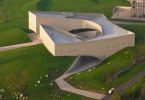 מוזיאון Zi Museum נטמע בתוך הנוף שליד אגם בסין