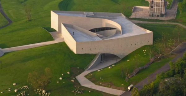 מוזיאון Zi Museum נטמע בתוך הנוף שליד אגם בסין