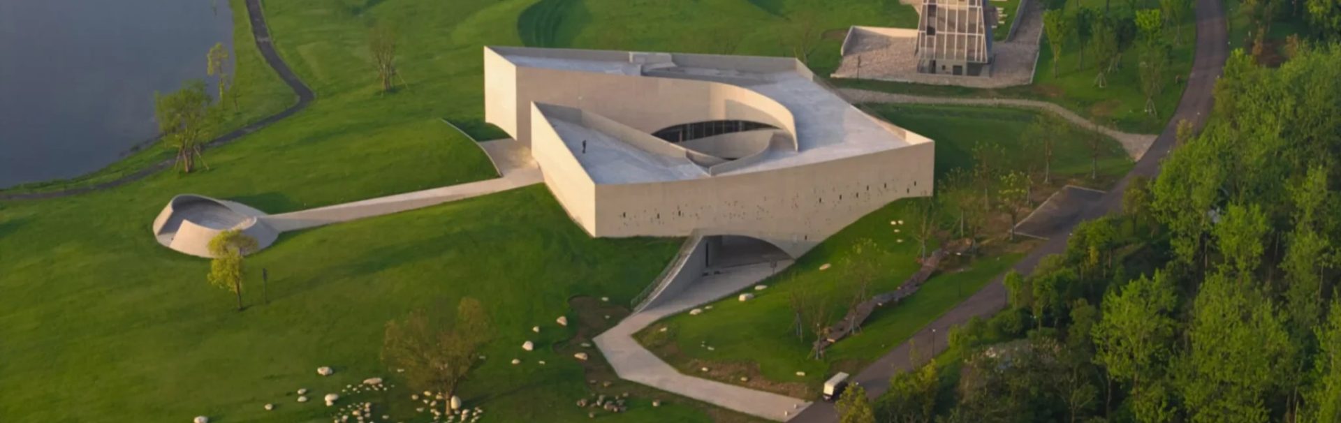 מוזיאון Zi Museum נטמע בתוך הנוף שליד אגם בסין
